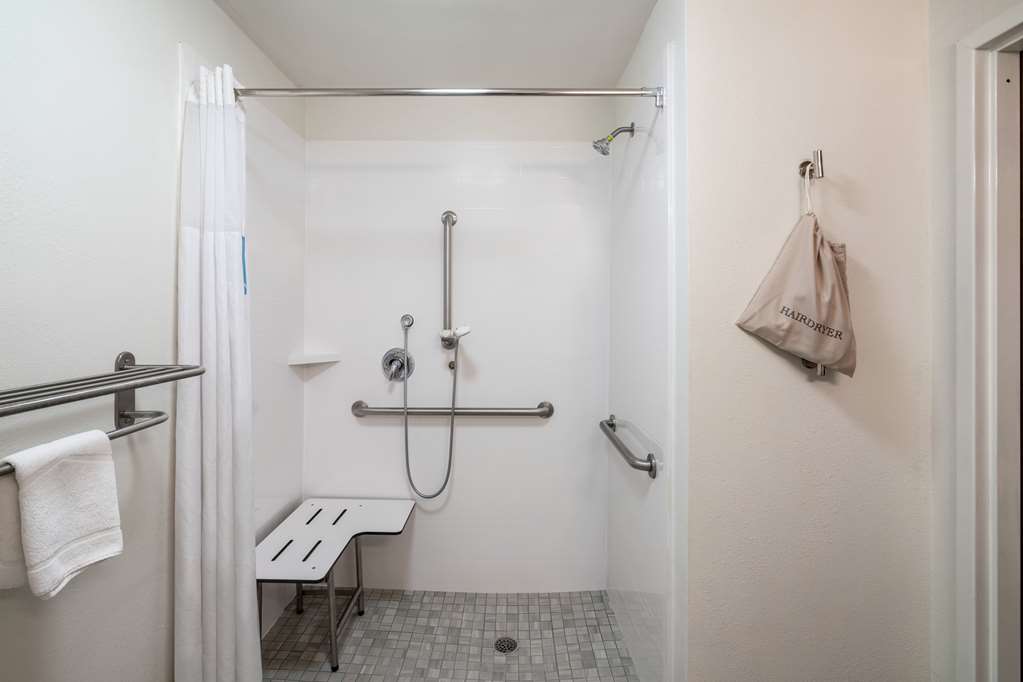 Guest room bath
