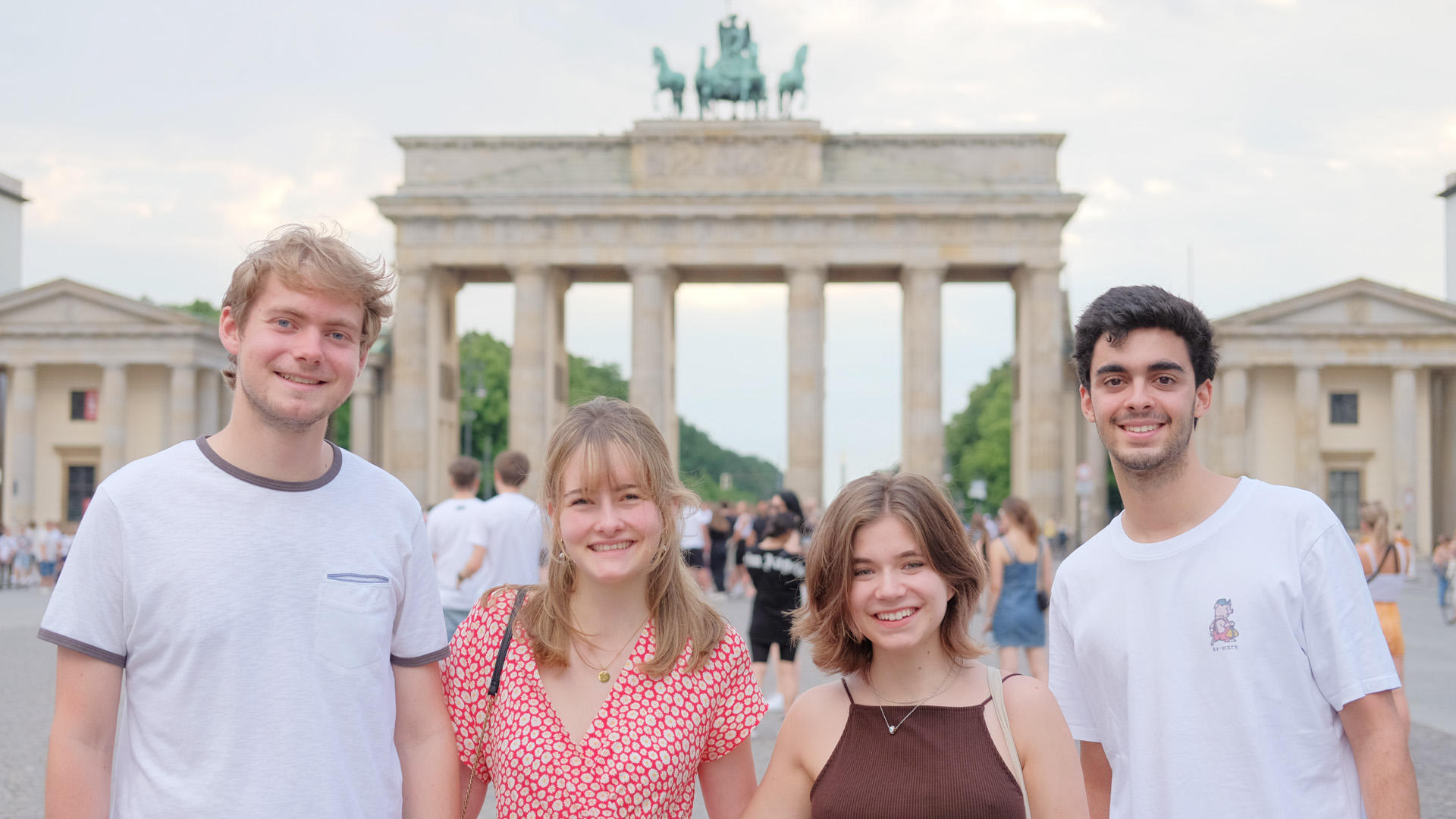 Schülerinnen und Schüler vor dem Brandenburger Tor