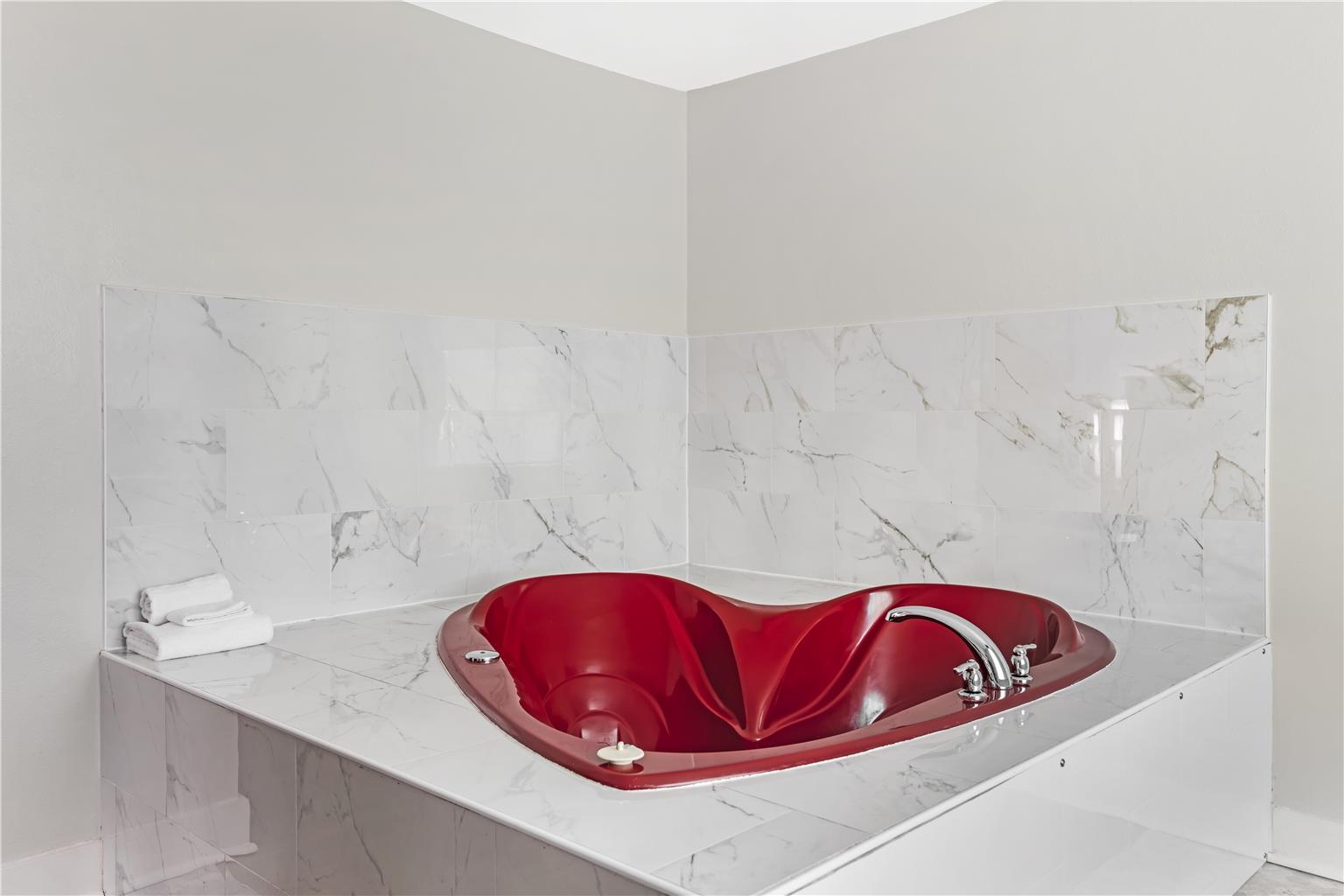 Suite Single Queen Bedroom with Whirlpool