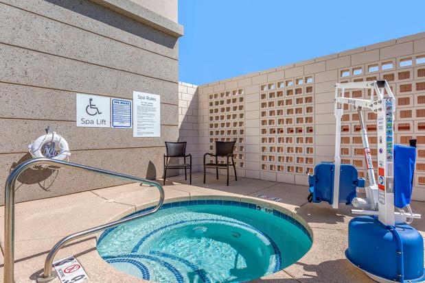 Images Holiday Inn Express & Suites Phoenix Dwtn - State Capitol by IHG