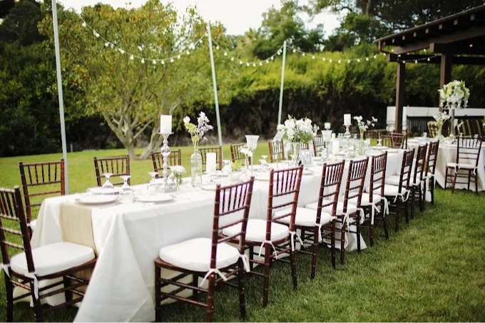 outdoor wedding reception table