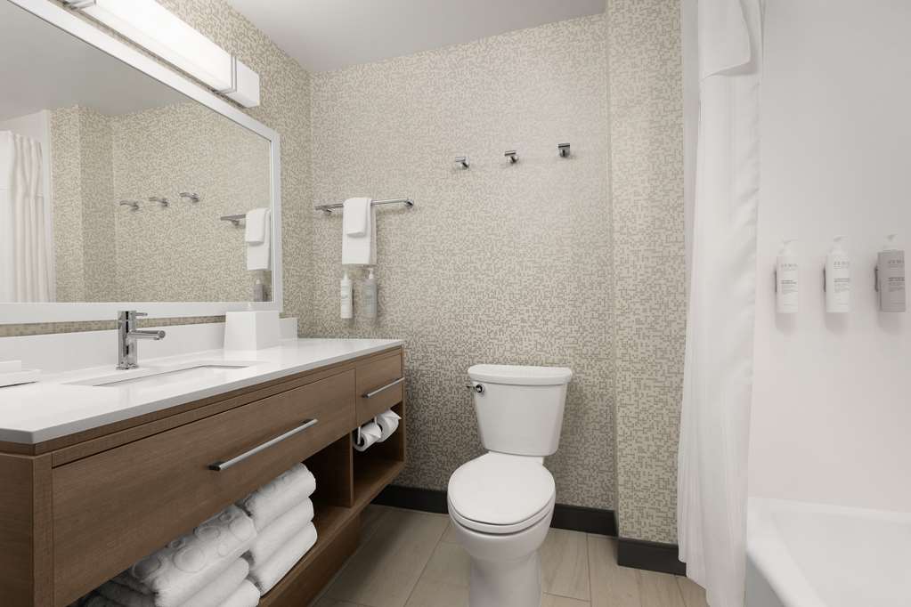 Guest room bath
