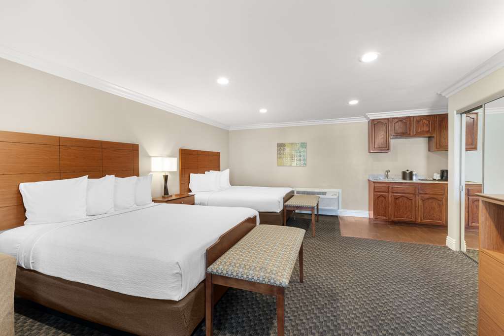 2 Queen Suite