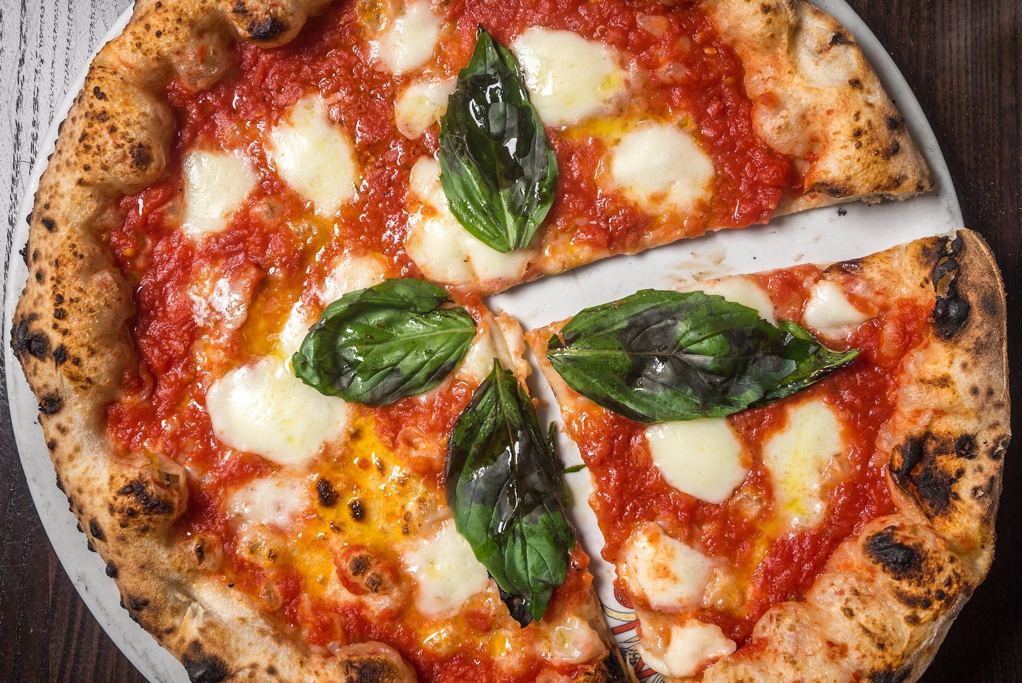 Италиан пицца телефон. Пицца Нью-йоркского стиля. Итальянская пицца. Настоящая итальянская пицца. Итальянская пиццерия.