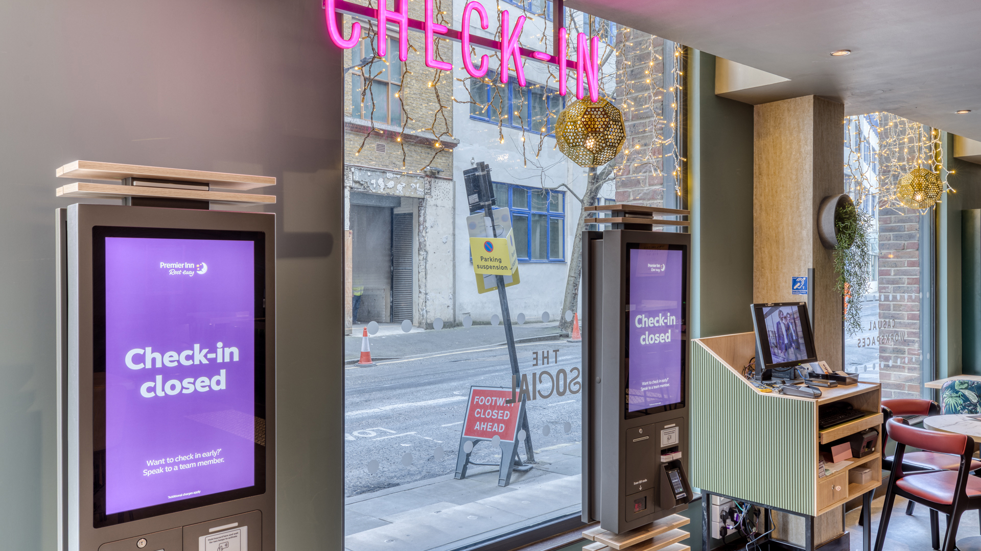 Premier Inn London Southwark (Tate Modern) hotel reception