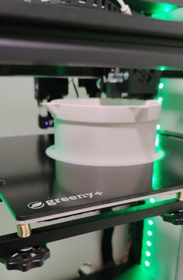 So sieht es in Bösleben aus, wenn unsere Drucker arbeiten. Die Einzelteile entstehen und ergeben am Ende als simples Stecksystem unsere beliebten Pflanzenwachssysteme, den greenyGARDEN. Wir produzieren in Bösleben in unserer 3D-Drucker Manufaktur. 3D Farming by Patrice Conjo - Greeny+ Manufaktur Bösleben