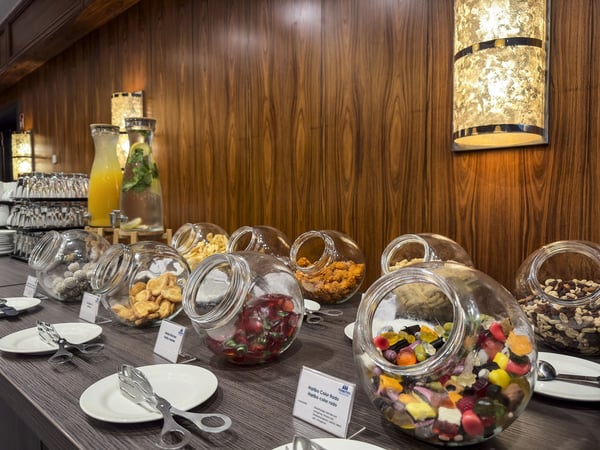 Kaffeepause bei einer Tagung im Maritim Hotel Darmstadt: Entspannte Atmosphäre, frisch gebrühter Kaffee und Snacks bieten Raum für Networking und Erholung.