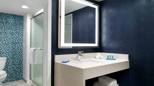 Images Holiday Inn Express Williamsbrg Busch Gardens Area by IHG