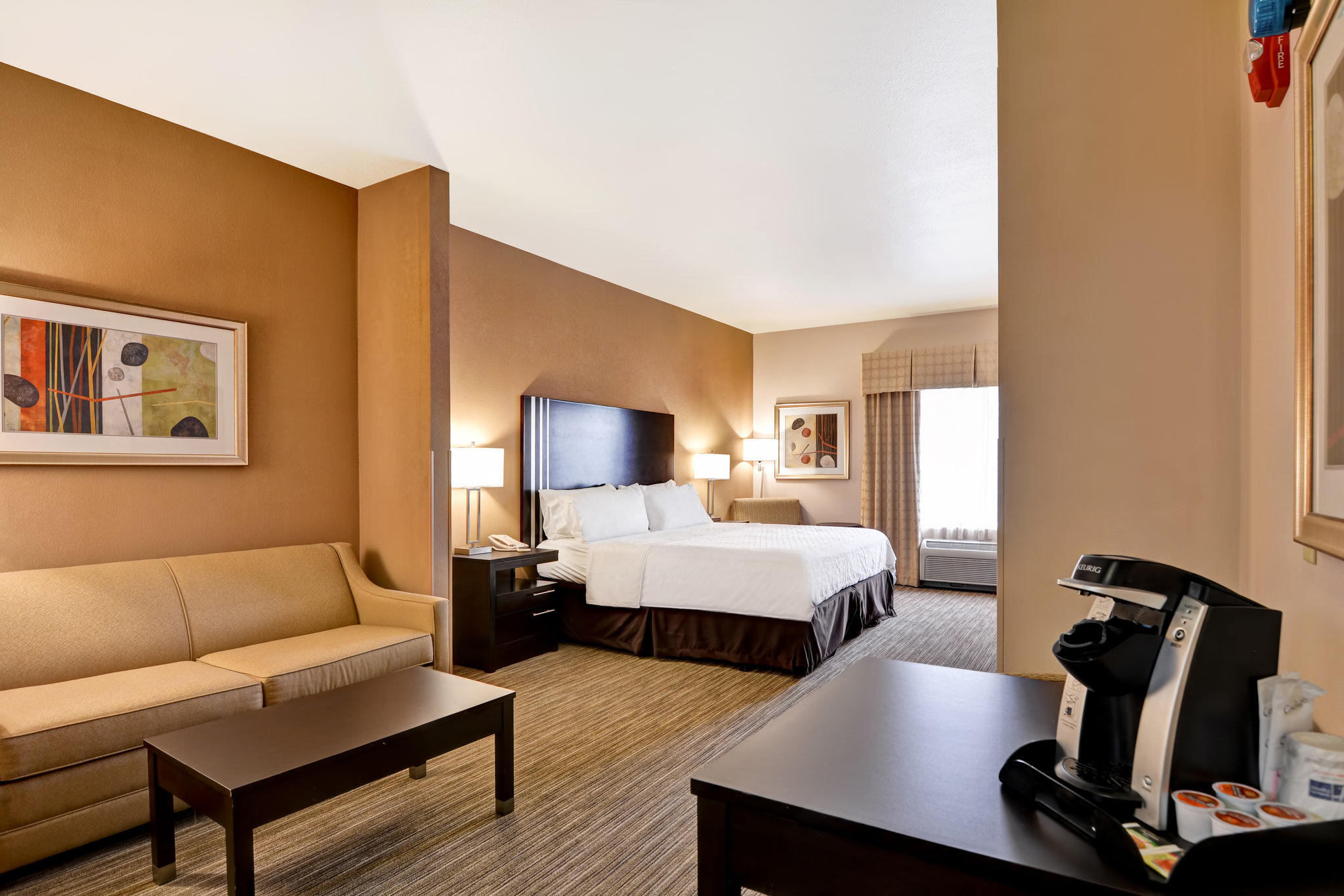 Holiday Inn Express & Suites Milwaukee-New Berlin, an IHG Hotel