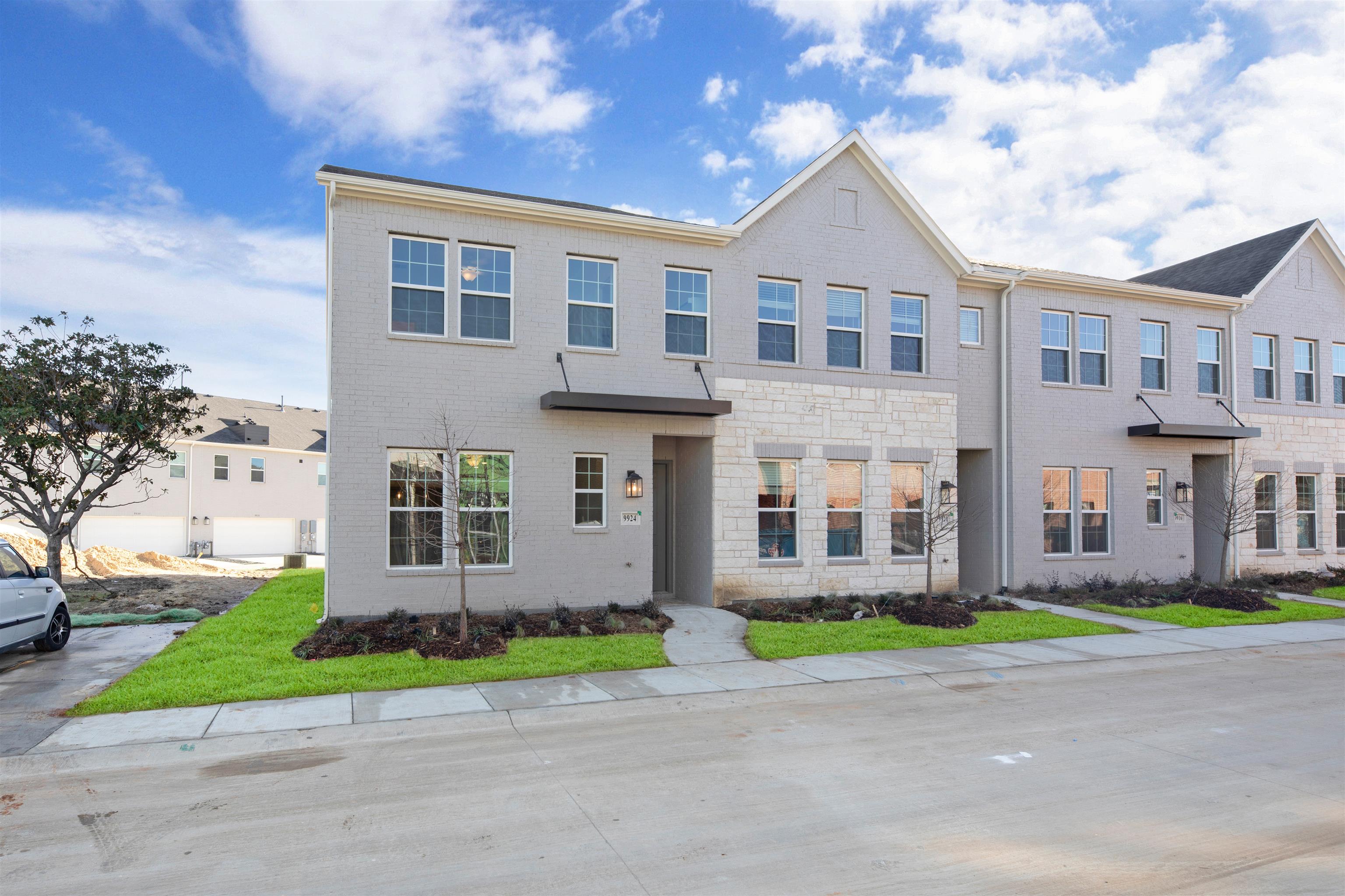 Legends Crossing Townhomes by Ashton Woods