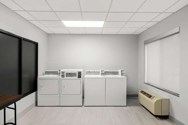 Images Spark by Hilton Tupelo