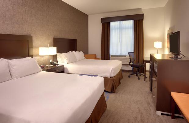 Images Holiday Inn Express & Suites Overland Park, an IHG Hotel