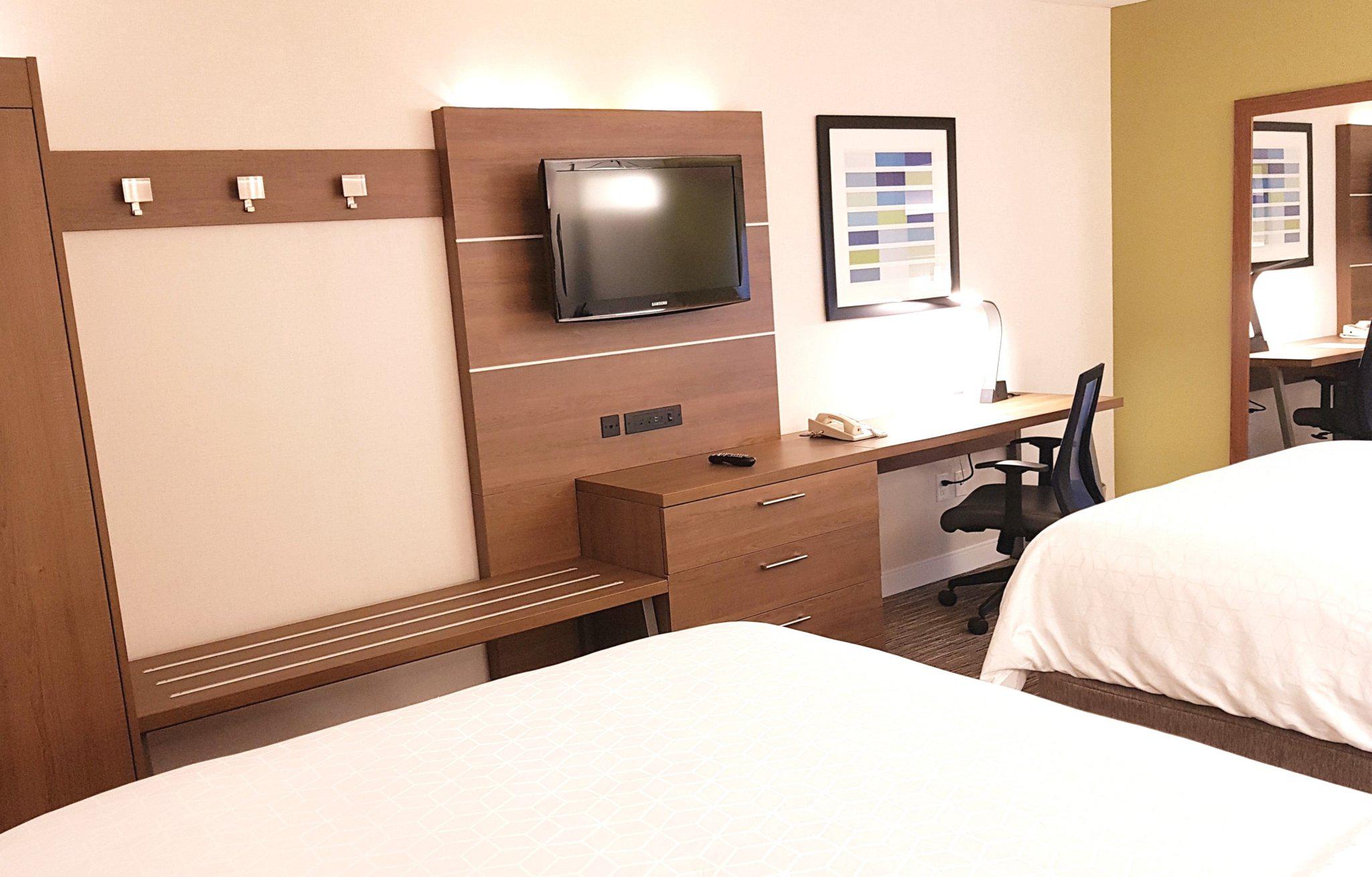 Images Holiday Inn Express & Suites Surrey, an IHG Hotel