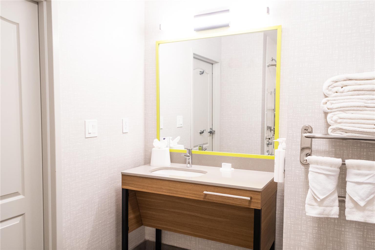 Guest room bath 