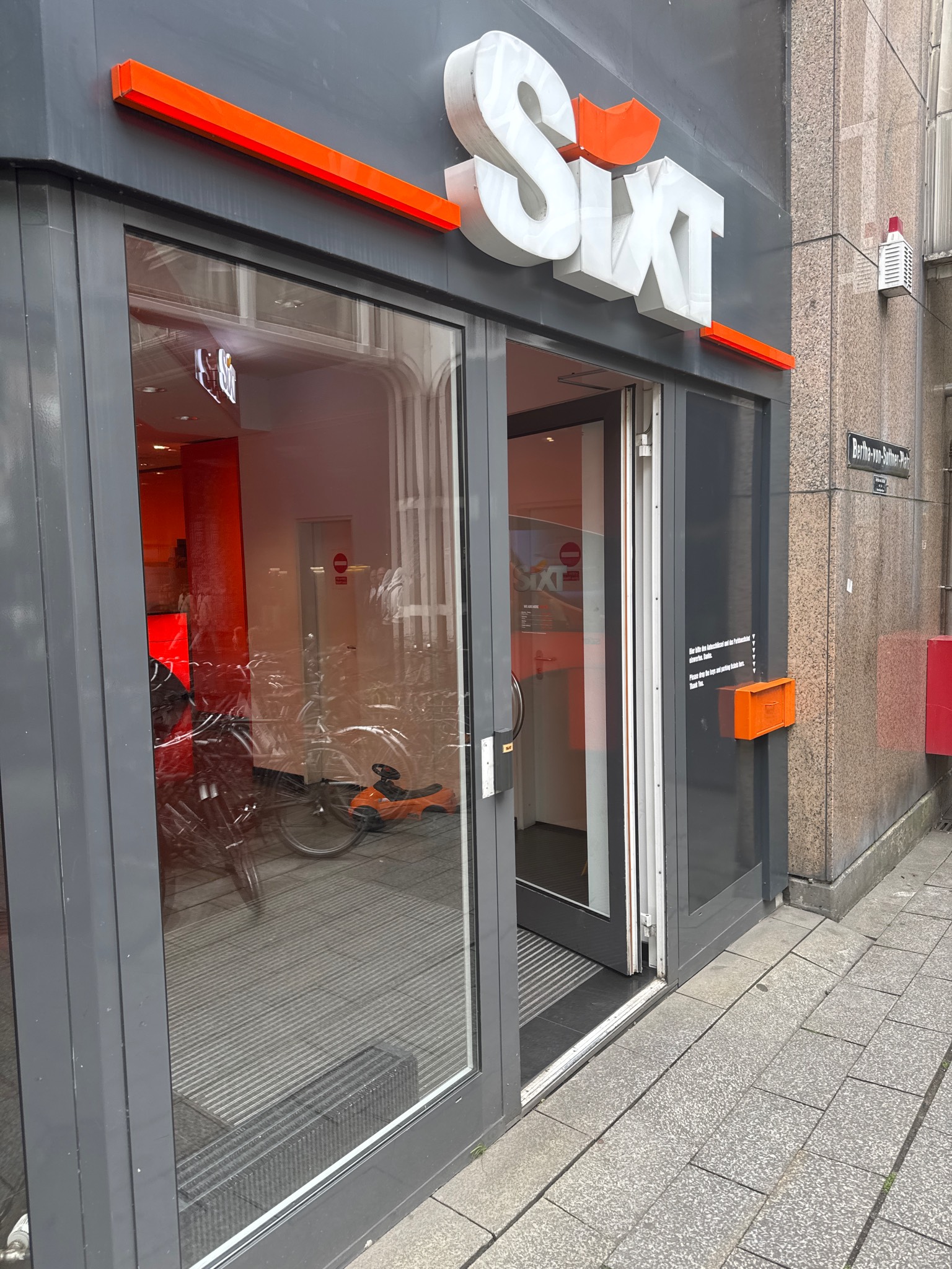 SIXT Autovermietung Düsseldorf Zentrum/HBF, Willi-Becker-Allee 10 in Düsseldorf