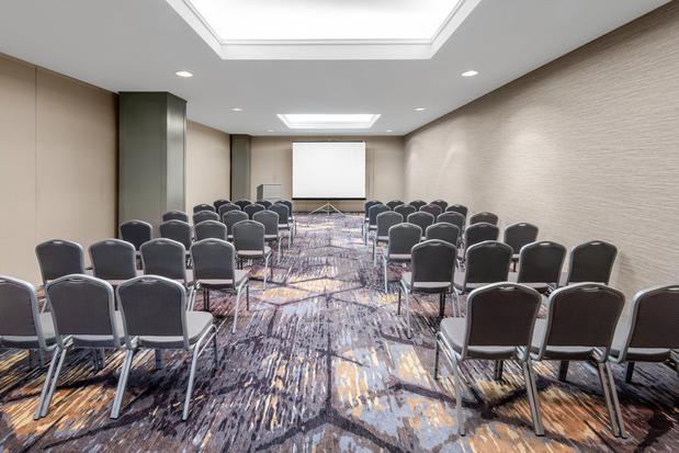 Images Holiday Inn & Suites Pittsfield-Berkshires by IHG