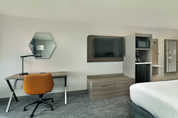 Images Holiday Inn Express & Suites Milwaukee-New Berlin by IHG