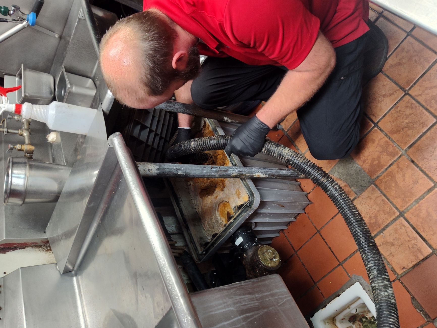 Cleaning grease traps 