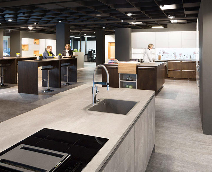 Das neue KOCH KÜCHEN Studio zeigt moderne LEICHT Küchen auf 300 Quadratmetern. Alle Elektrogeräte sind angeschlossen und funktionsbereit