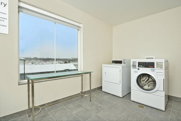 Images Holiday Inn Express & Suites Utica by IHG