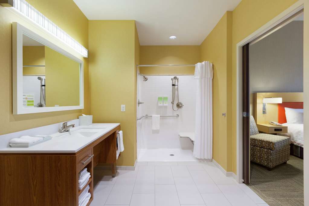 Guest room bath