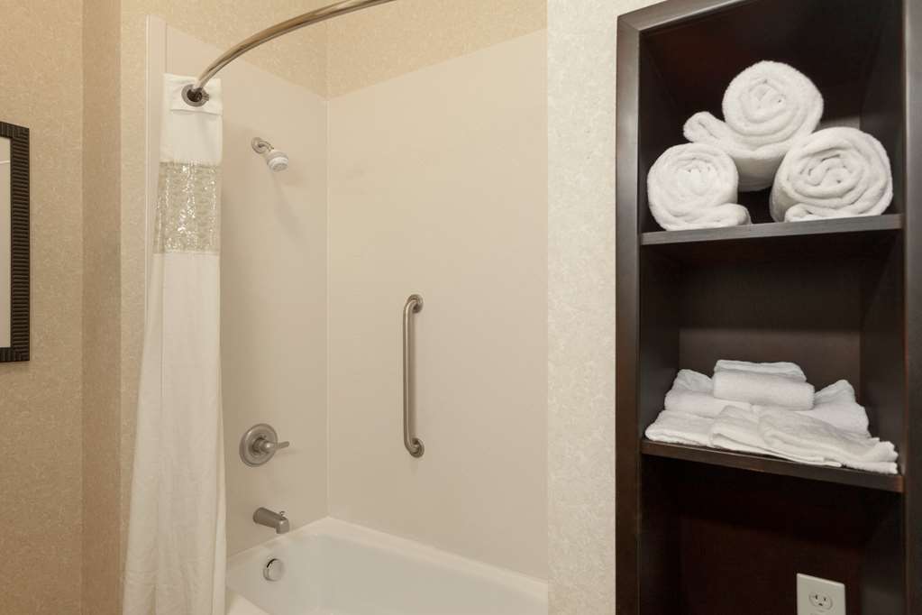Guest room bath