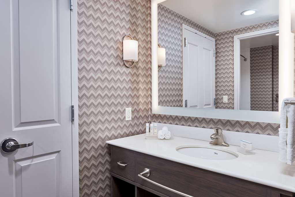 Guest room bath