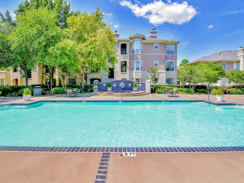 Bentley Place Apartments Pool