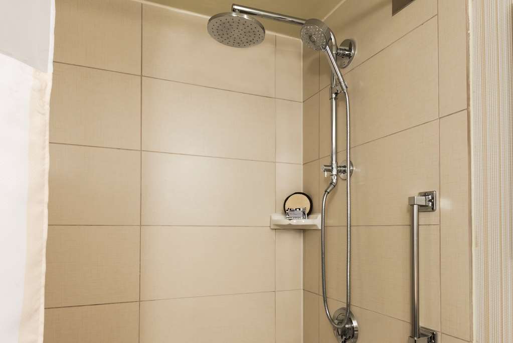 Guest room bath