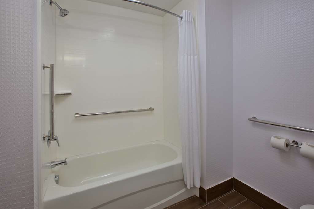 Guest room bath