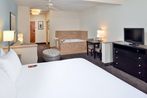 Images Holiday Inn Express & Suites St. Joseph Lakefront by IHG