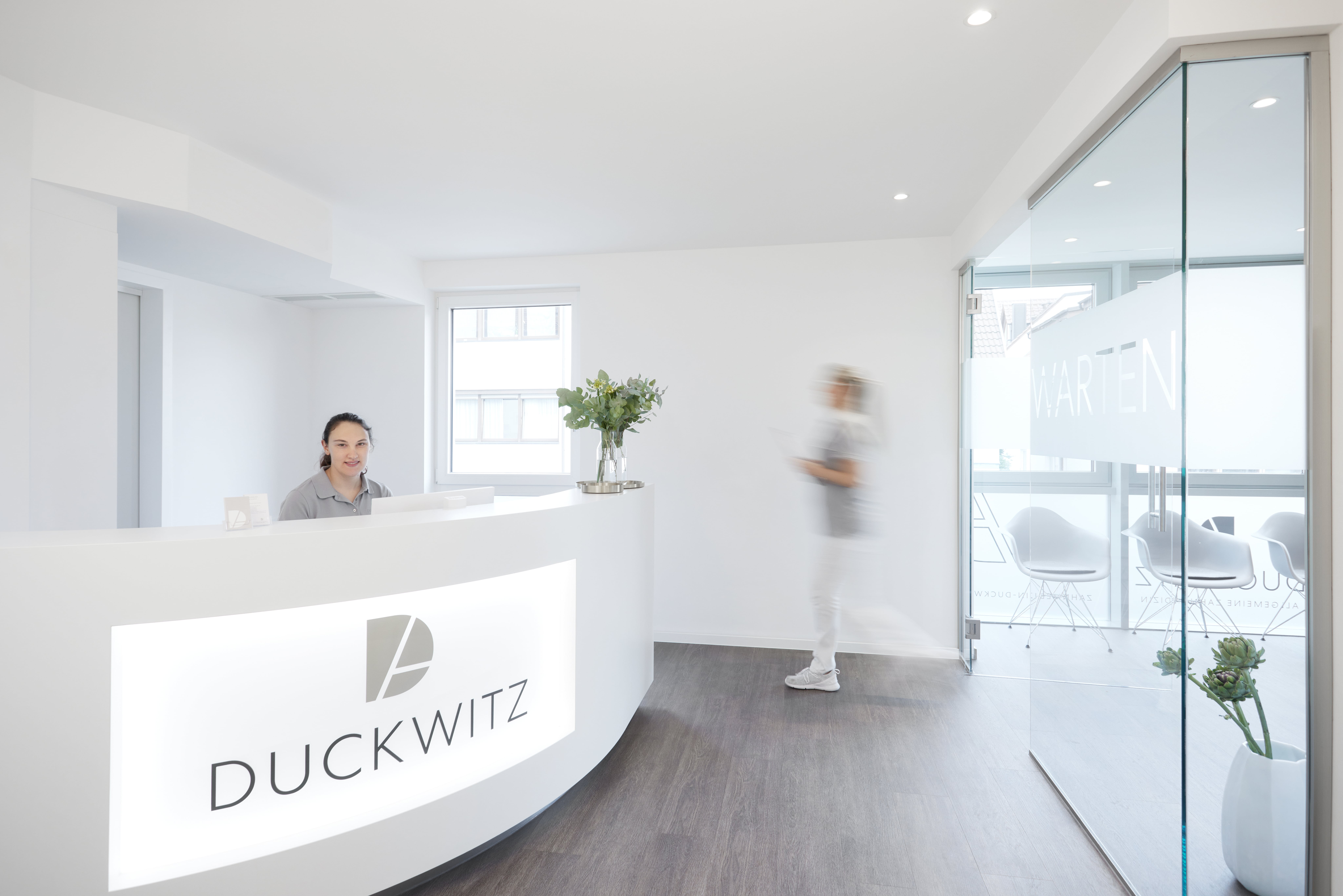 Empfangsbereich der Zahnarztpraxis Maximilian Duckwitz in Zuffenhausen