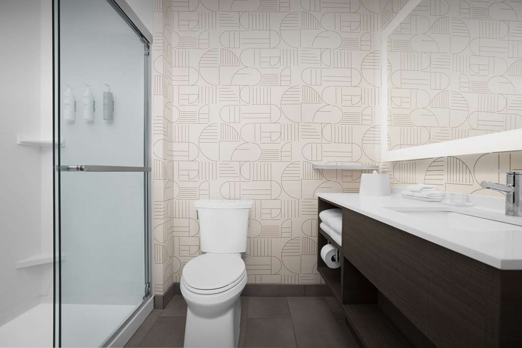 Guest room bath