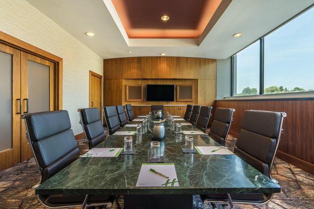 Images Holiday Inn & Suites Pittsfield-Berkshires by IHG