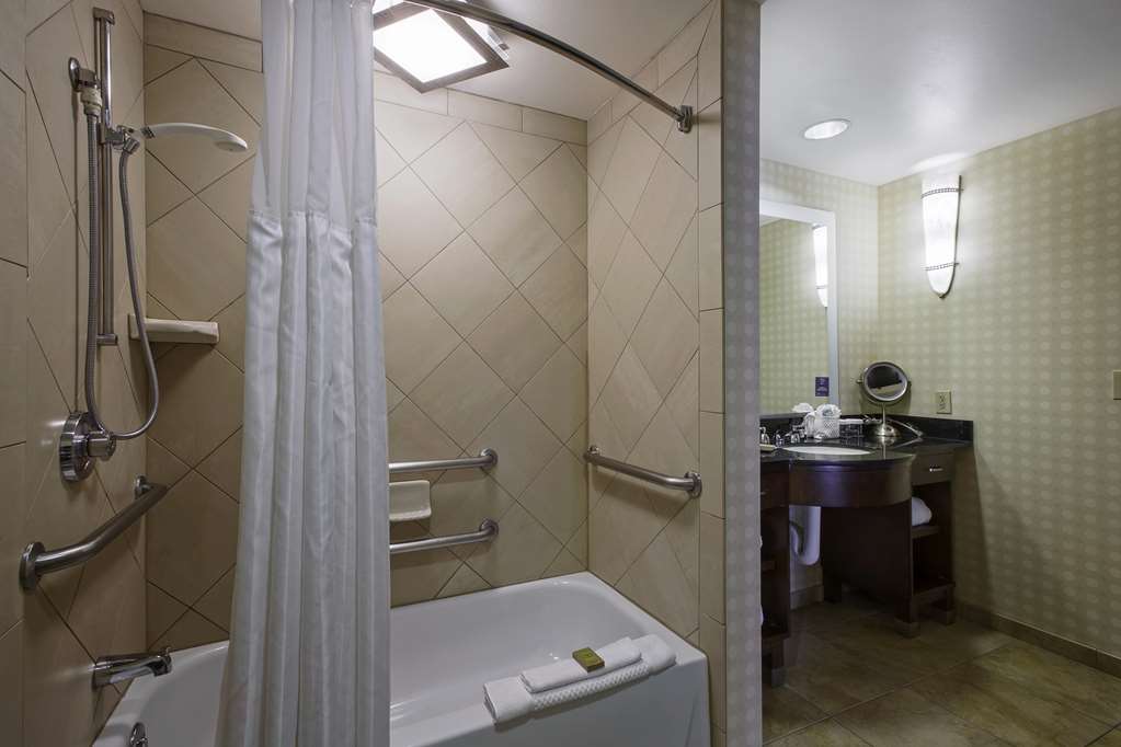 Guest room bath