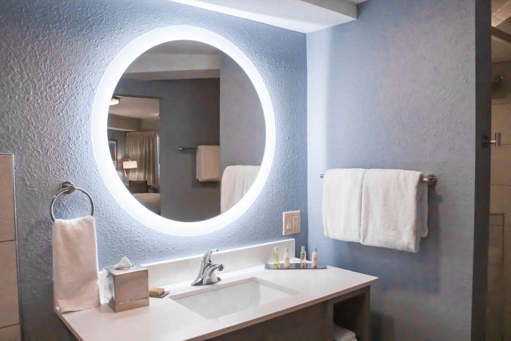 Guest room bath DoubleTree by Hilton Phoenix Mesa Mesa (480)833-5555
