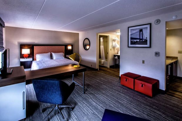 Images Hampton Inn & Suites Staten Island