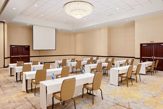 Images Hotel Zessa Orange County Airport, a DoubleTree by Hilton