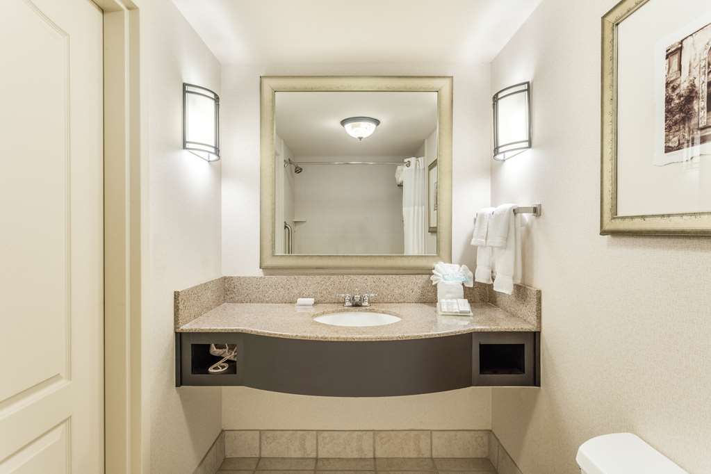 Guest room bath
