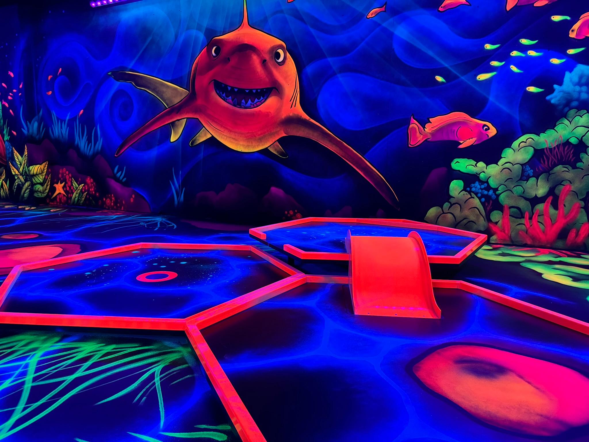 GlowZone 4D Schwarzlicht Minigolf Essen - West Borbeck, Wüstenhöferstraße 234 in Essen