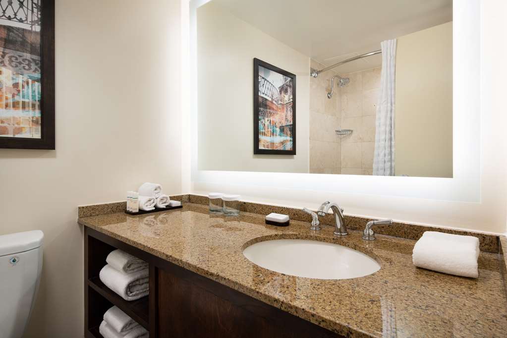 Guest room bath Embassy Suites by Hilton New Orleans New Orleans (504)525-1993