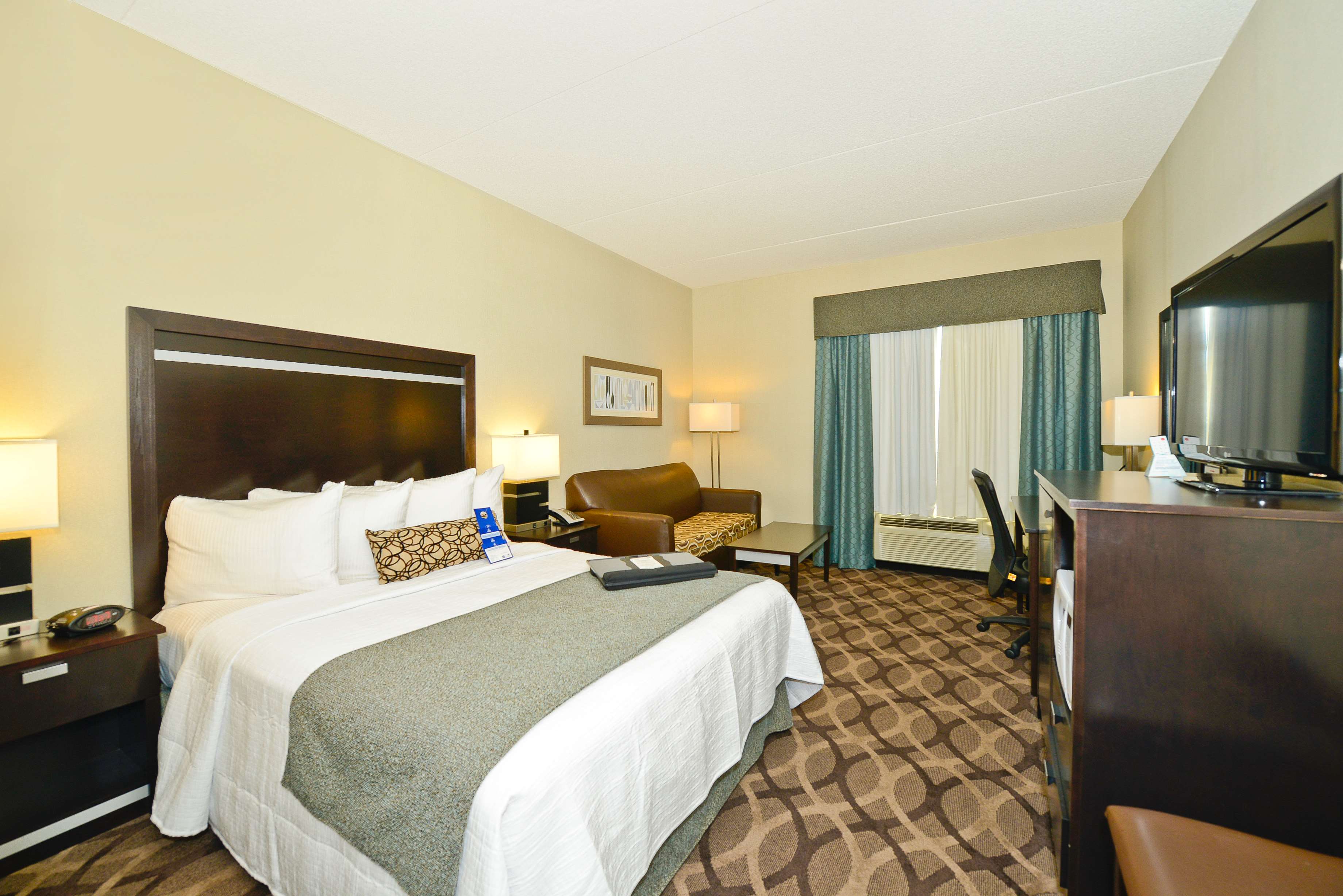 Best Western Plus Travel Hotel Toronto Airport in Toronto: One Queen Bed Guest Room with Sofa Bed