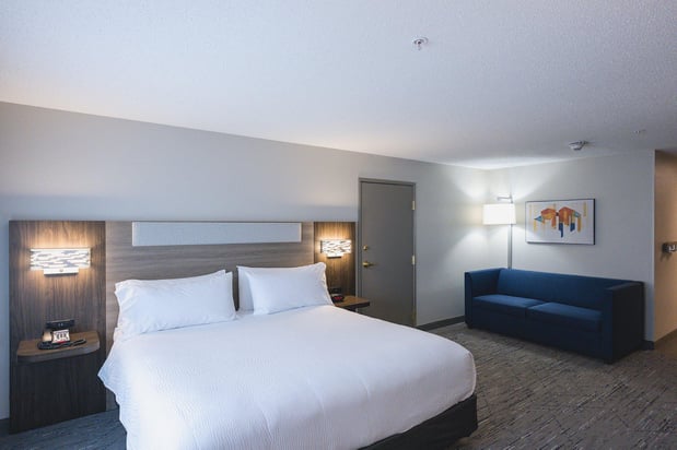 Images Holiday Inn Express & Suites Marquette by IHG