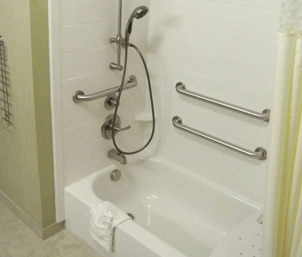 Guest room bath