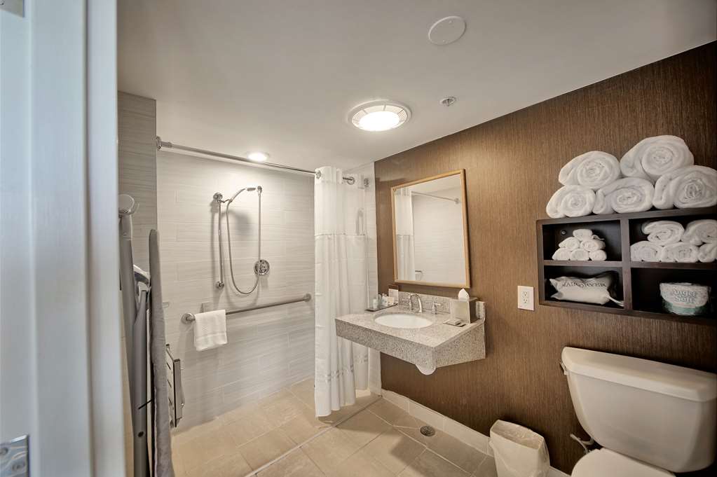 Guest room bath