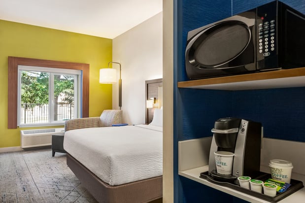 Images Holiday Inn Express & Suites Redding by IHG
