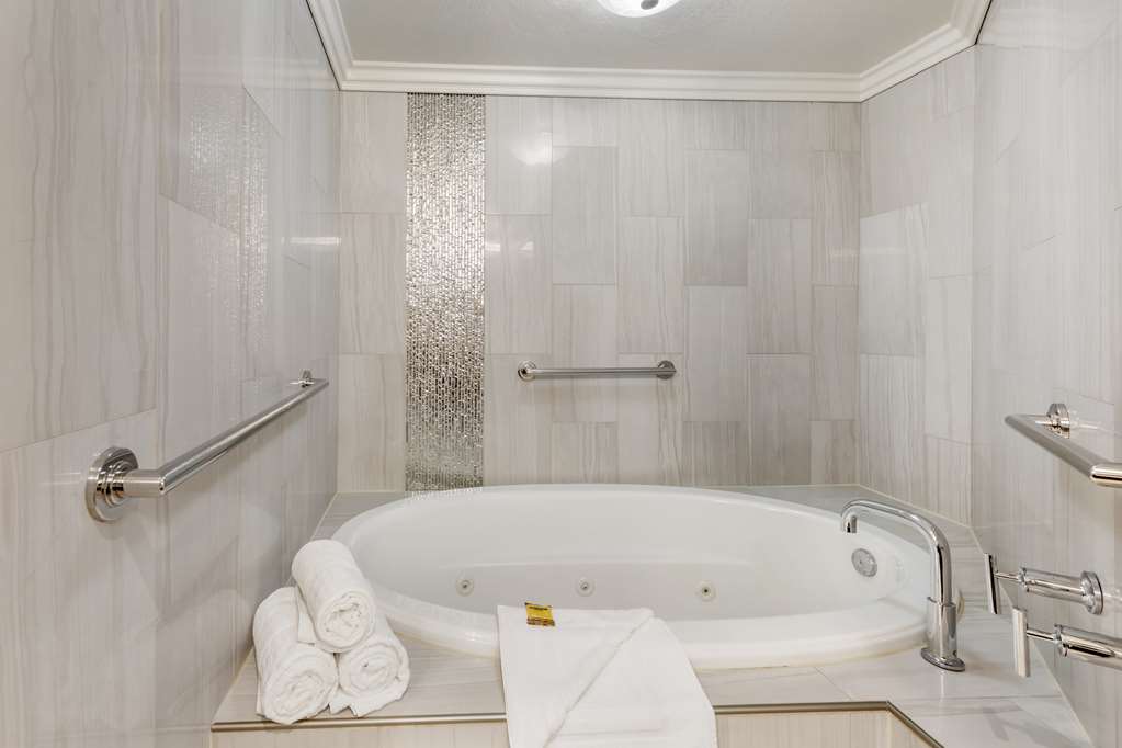 Guest Bath Junior Suite