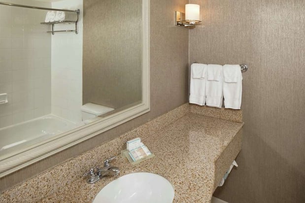 Images Hilton Garden Inn Auburn Riverwatch