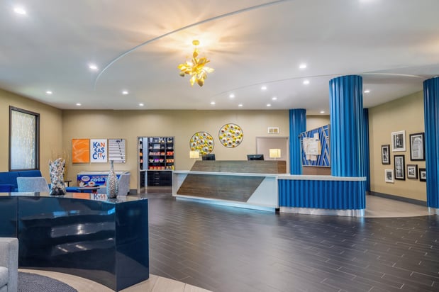 Images Holiday Inn Express & Suites Kansas City Airport by IHG