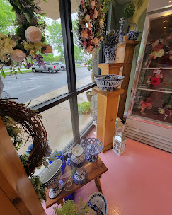 RosAmungThorns Flowers & Gifts Image